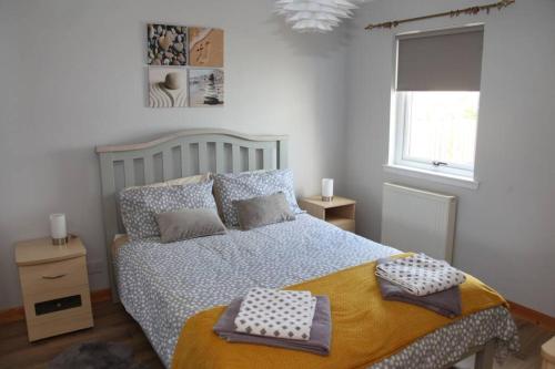 sypialnia z łóżkiem i oknem w obiekcie BELL ROCK VIEW ARBROATH w mieście Angus