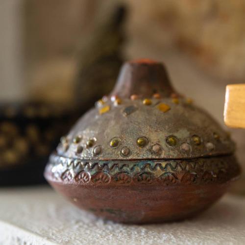 a small brown vase sitting on a table at Sisinedda in Siniscola