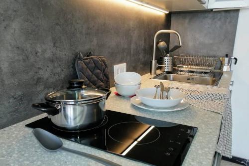 a kitchen with a stove with a pot and a sink at Casa Melchor, amanecer y trabajar mirando al mar in Santa Cruz de la Palma