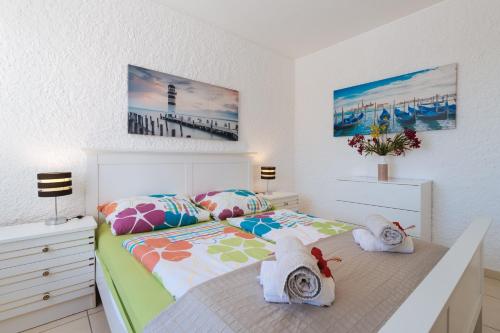 sypialnia z łóżkiem z dwoma ręcznikami w obiekcie Apartment Tropicos w mieście Carvoeiro