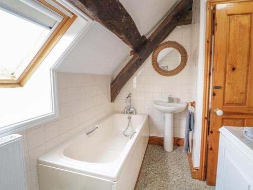 y baño con bañera y lavamanos. en Cyffdy Cottage - Tegid en Bala