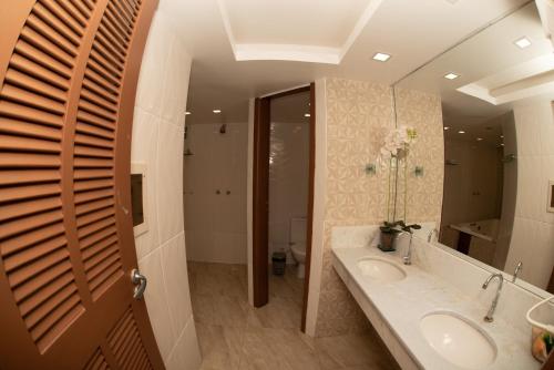 uma casa de banho com um lavatório e um espelho em Pousada dos Guardiões em Búzios