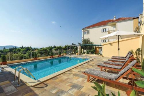 Apartments Meri with a pool - Seget Vranjica