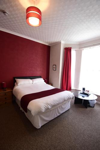 A bed or beds in a room at Grosvenor Guest House 
