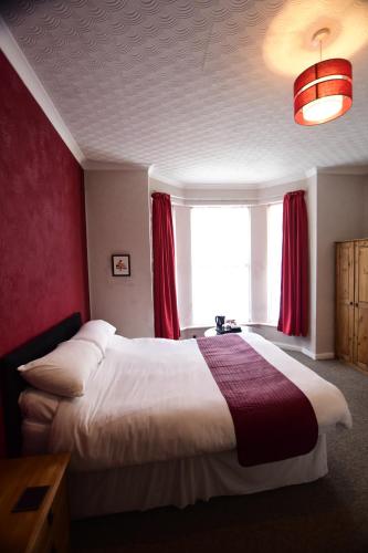 
A bed or beds in a room at Grosvenor Guest House
