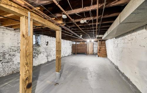 an empty room with a wooden beam in a building at 1 Bd Apt near forest park, Science Center & dining in Tower Grove