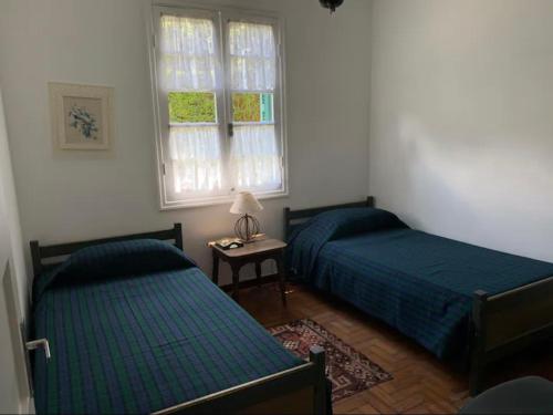 Giường trong phòng chung tại Chalé aconchegante no Vale Encantado Bay window