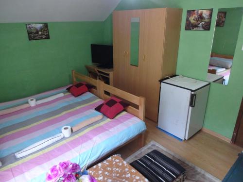 A bed or beds in a room at Apartman MILENA