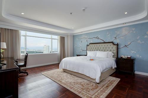 Postel nebo postele na pokoji v ubytování Muong Thanh Luxury Song Han Hotel