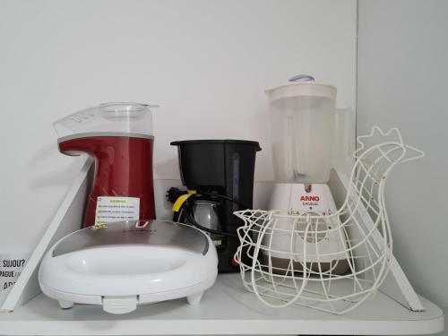 ポルト・デ・ガリーニャスにあるFlat Manawa A03のミキサー付きキッチンカウンター