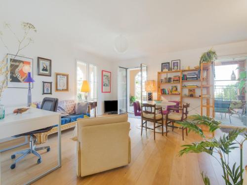 uma sala de estar com mesa e cadeiras em Picturesque flat with swimming pool em Roquefort Les Pins