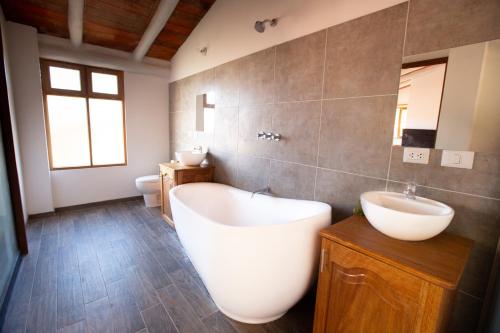 Kamar mandi di Sacred Valley View