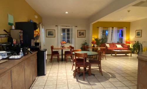 een keuken en woonkamer met een tafel en stoelen bij Rodeway Inn Salina North in Salina