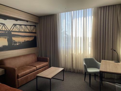 a living room filled with furniture and a window at Bridgeport Hotel in Murray Bridge