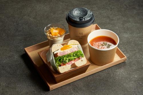 un sandwich, une tasse de soupe et une tasse de café dans l'établissement Hotel Resol Ueno, à Tokyo