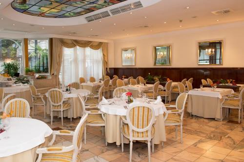 Un restaurante o sitio para comer en Hotel Mozart