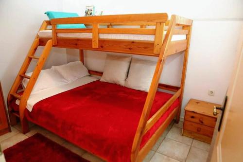 a bedroom with two bunk beds with a red bed at Villa Isabel in Rizá