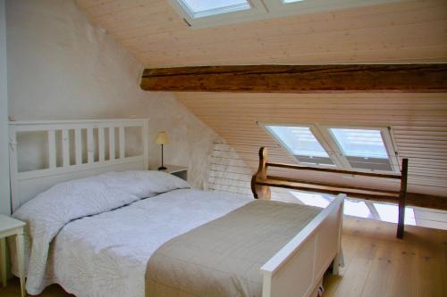 una camera con un letto e due lucernari di Duplex Allegro a La Neuveville