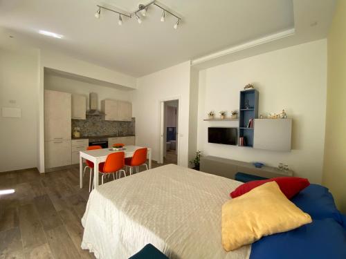een slaapkamer met een bed en een tafel met stoelen bij Sogni di Sabbia in Porto Potenza Picena
