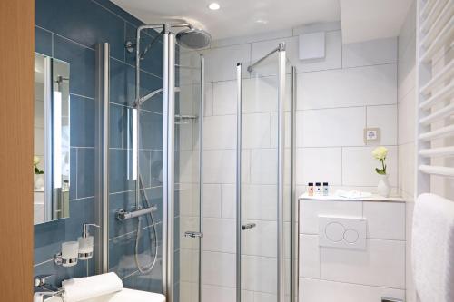 ein Bad mit einer Dusche und einer Glastür in der Unterkunft Haselauer Landhaus in Haselau