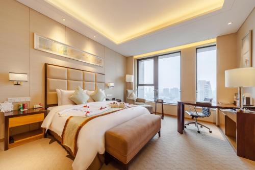 Postel nebo postele na pokoji v ubytování Kunshan Jinling Hotel