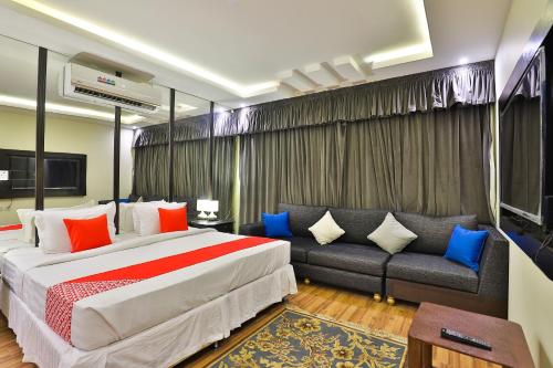 um quarto de hotel com uma cama e um sofá em Fawasel Tabuk 2, Al Ulaya فواصل تبوك2 em Tabuk