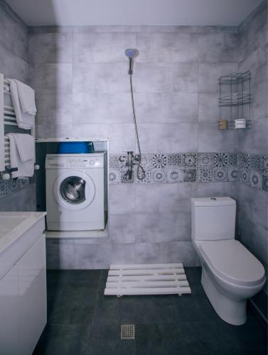 łazienka z pralką i toaletą w obiekcie Layla's Apartment w mieście Tbilisi City