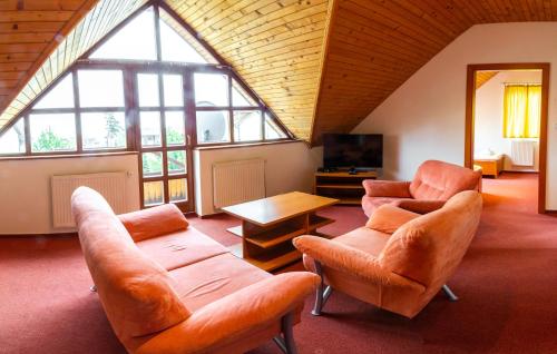 een woonkamer met twee stoelen en een tafel bij Apartmány Snežienka in Stary Smokovec