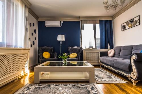 ein Wohnzimmer mit einem Sofa und einem Tisch in der Unterkunft Sky Park Home in Iaşi