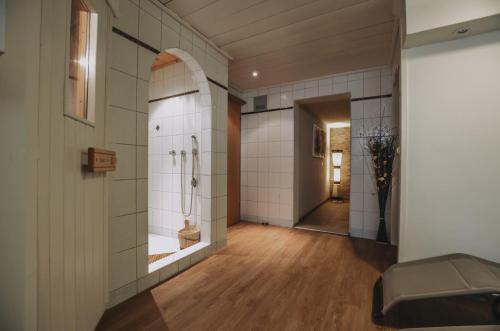 Łazienka z toaletą w pokoju wyłożonym kafelkami w obiekcie Landhaus Andrea Saalbach w Saalbach Hinterglemm