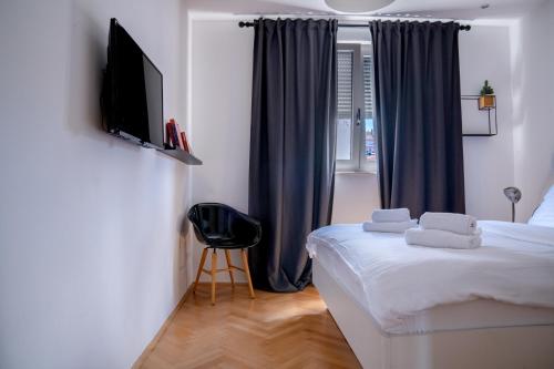 ein kleines Schlafzimmer mit einem Bett und einem TV in der Unterkunft Vanni apartment in Zadar