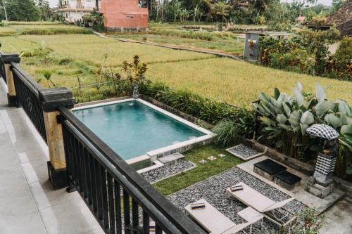 Utsikt över poolen vid Ubud Shanti Rice Field House By Supala eller i närheten