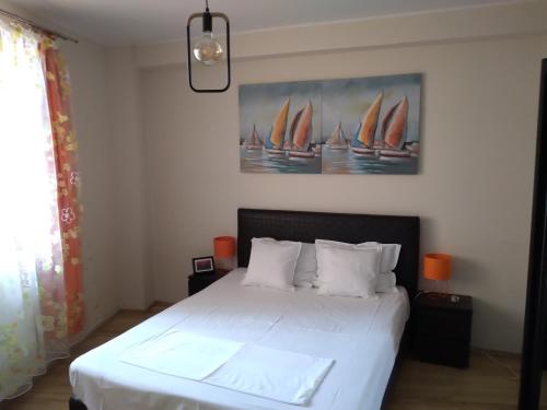 コンスタンツァにあるCasin Summer Apartmentのベッドルーム1室(水中のヨット付きベッド1台付)