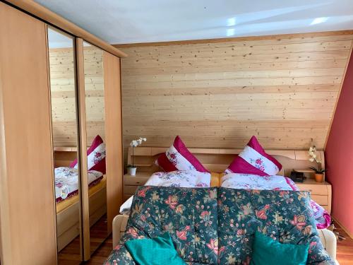 1 dormitorio con cama y espejo en Ferienhaus Hennig en Bersteland