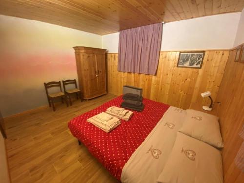 ein Schlafzimmer mit einem Bett und einem Laptop darauf in der Unterkunft Appartamento Tapì in Passo del Tonale