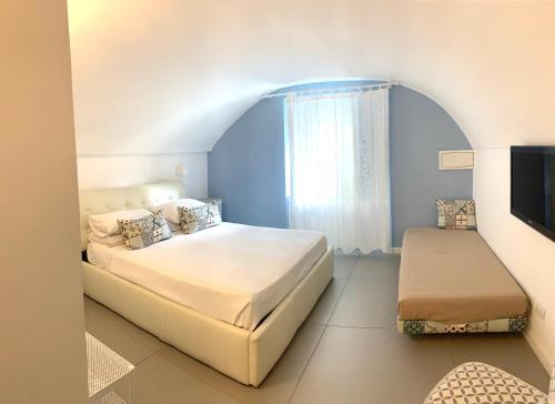 ein Schlafzimmer mit großem Bett und Fenster in der Unterkunft A Casa di Anna in Neapel