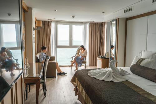 pokój hotelowy z łabędziem na łóżku w obiekcie Hotel Boutique Villa Venecia w mieście Benidorm