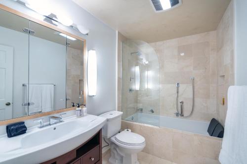 een badkamer met een wastafel, een toilet en een douche bij Riverside A in Telluride