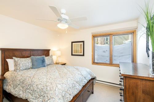 een slaapkamer met een bed en een plafondventilator bij Riverside A in Telluride