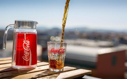 Una cocacola viene versata in un bicchiere. di Coca gare a Clermont-Ferrand