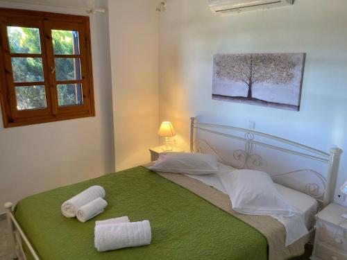 sypialnia z łóżkiem i dwoma ręcznikami na nim w obiekcie Kouremenos Beach Apartments w mieście Palekastron