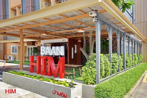 a building with a sign that reads benzman inn at BaanHim in Rayong