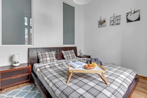 sypialnia z łóżkiem i tacą z owocami w obiekcie Blue Mandarin Apartments III Haffnera w mieście Sopot