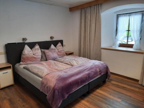 Ένα ή περισσότερα κρεβάτια σε δωμάτιο στο Gasthof Erzherzog Rainer - Zimmer und Ferienwohnung