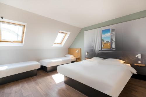 Postel nebo postele na pokoji v ubytování B&B HOTEL Auray Carnac