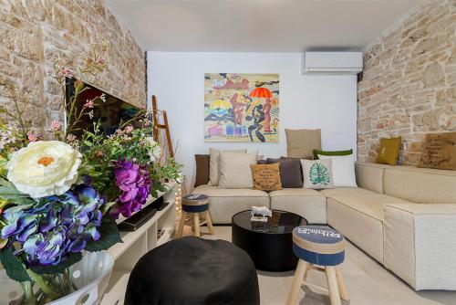 a living room with a couch and some flowers at Bale Luxury House in Bale