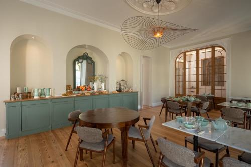 蓬塔德尔加达Casa do Pateo - Charming House Azores的厨房兼餐厅，配有桌椅