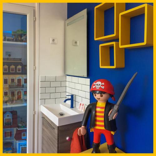 a lego figurine in a bathroom with a sink at La Bulle dans le Palmier in Toulouse