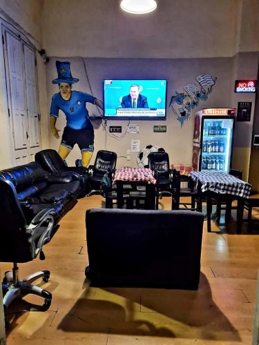 TV a/nebo společenská místnost v ubytování Montevideo Port Hostel