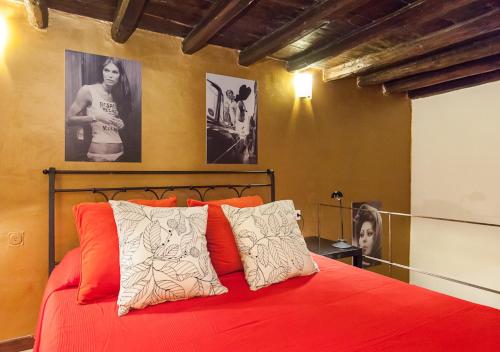 Independent in Trevi Fountain - Spain square